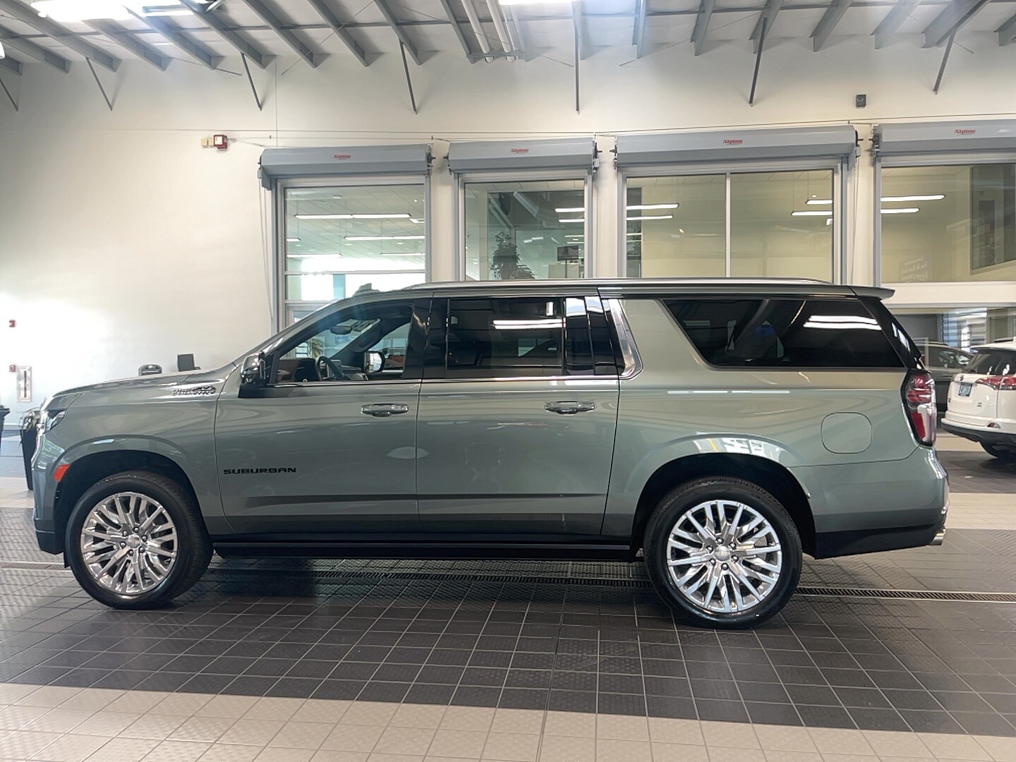 2023 Chevrolet Suburban High Country photo 4