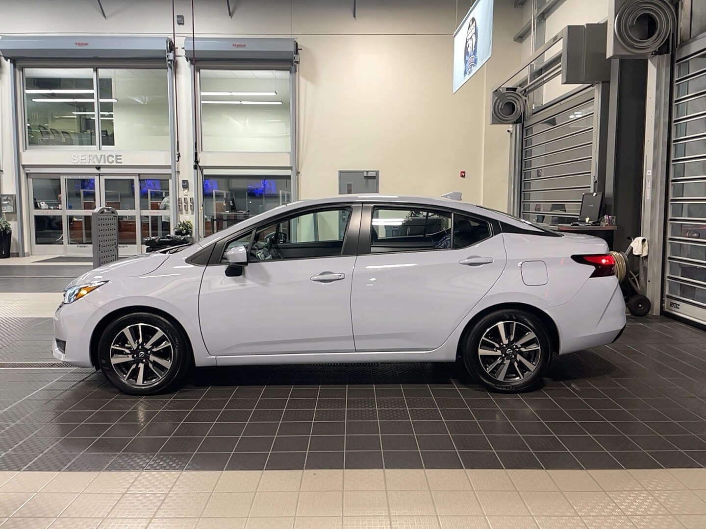 2025 Nissan Versa 1.6 SV photo 3