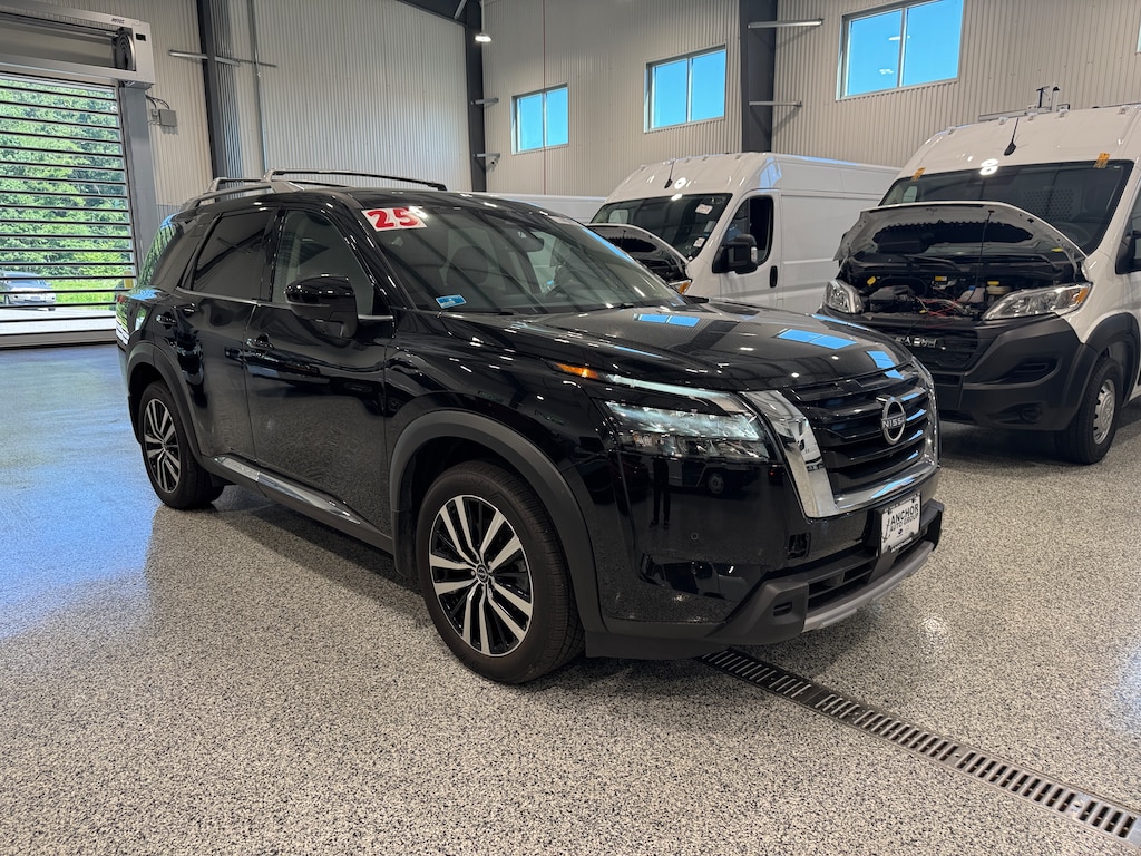 Used 2025 Nissan Pathfinder PLATINUM 4X4 SUV