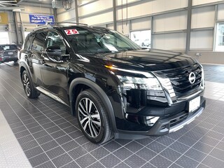 2025 Nissan Pathfinder PLATINUM 4X4 SUV near Providence