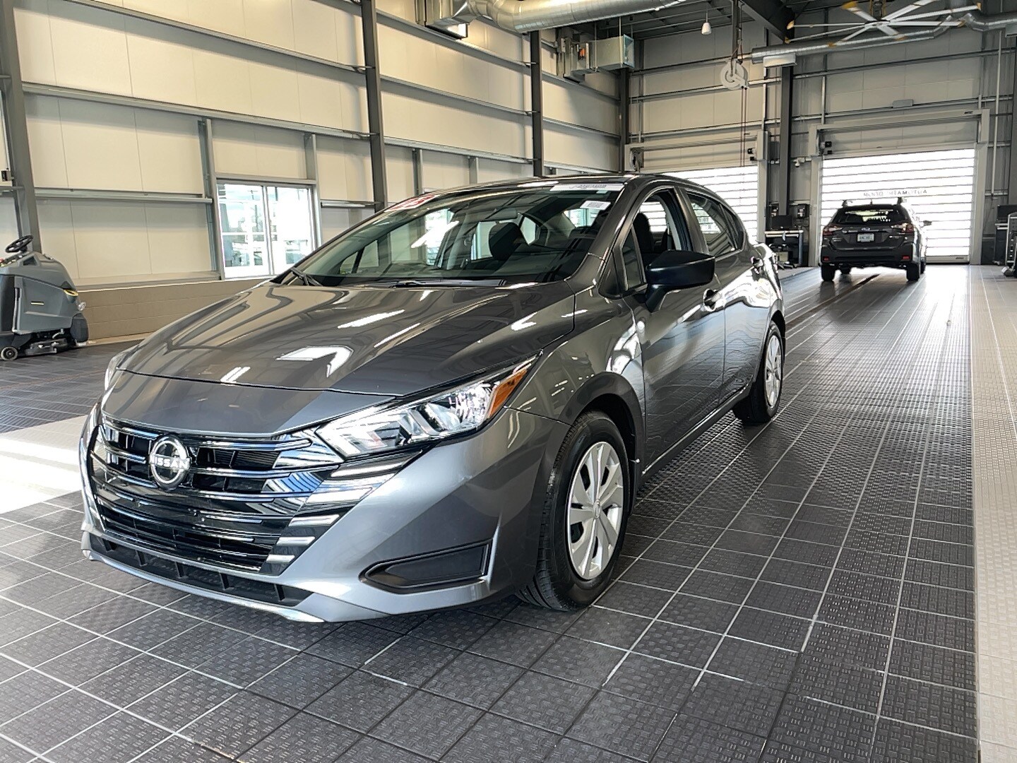 2023 Nissan Versa 1.6 S photo 2