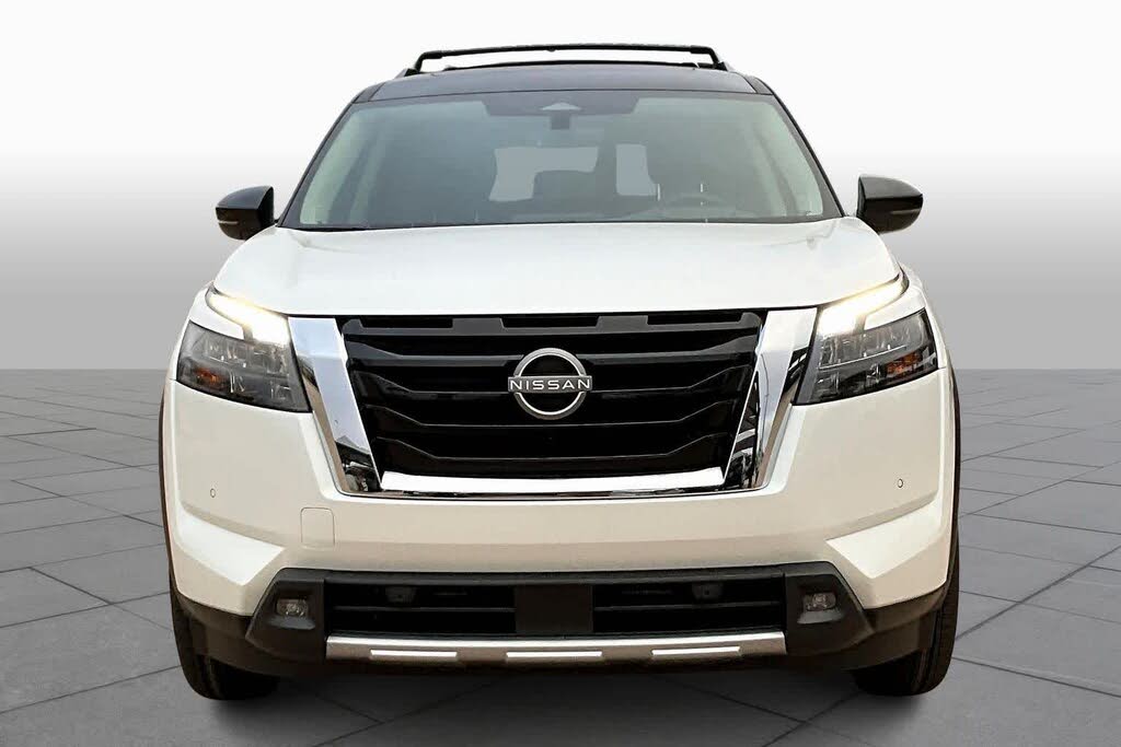 2025 Nissan Pathfinder Platinum photo 3