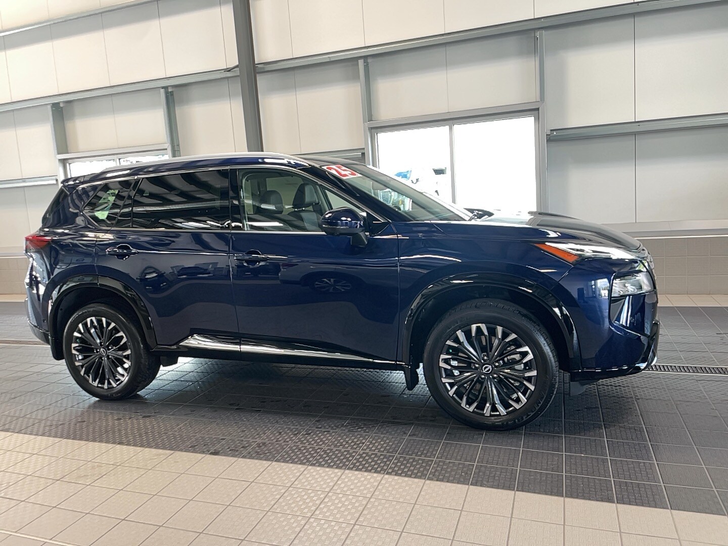 2025 Nissan Rogue Platinum photo 4