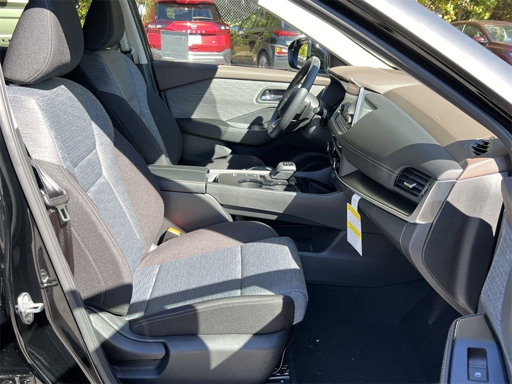 2023 Nissan Rogue SV photo 2