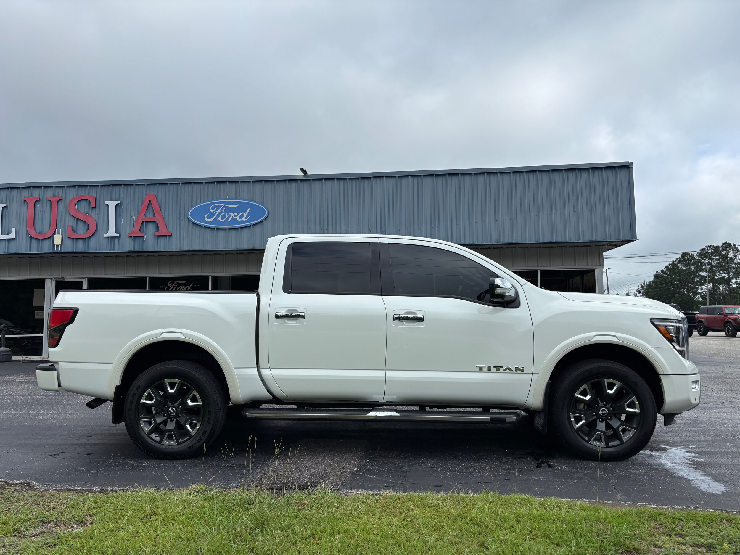 2023 Nissan Titan Platinum Reserve photo 2