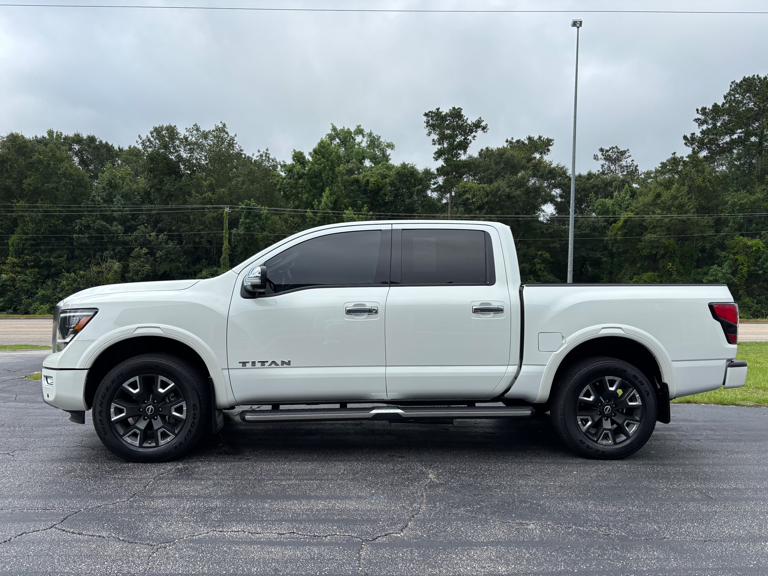 2023 Nissan Titan Platinum Reserve photo 4