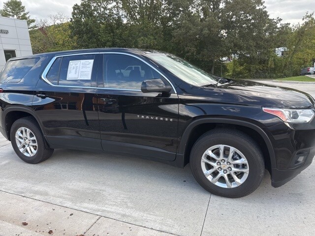 2021 Chevrolet Traverse LS photo 3
