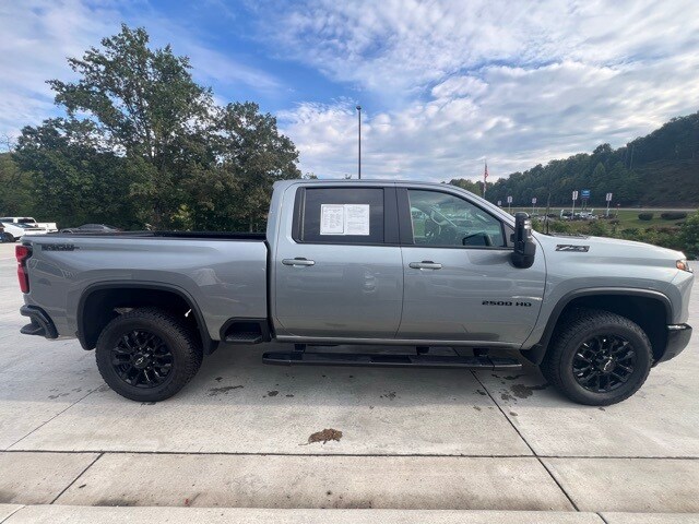 2025 Chevrolet Silverado 2500HD LT photo 2