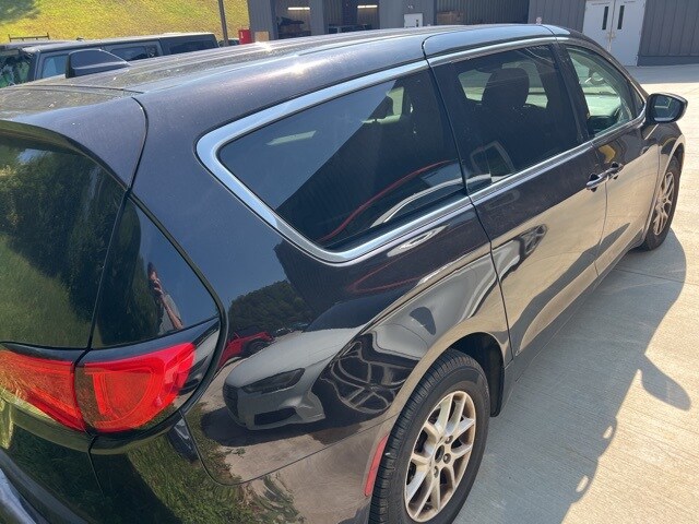 2017 Chrysler Pacifica Touring photo 2