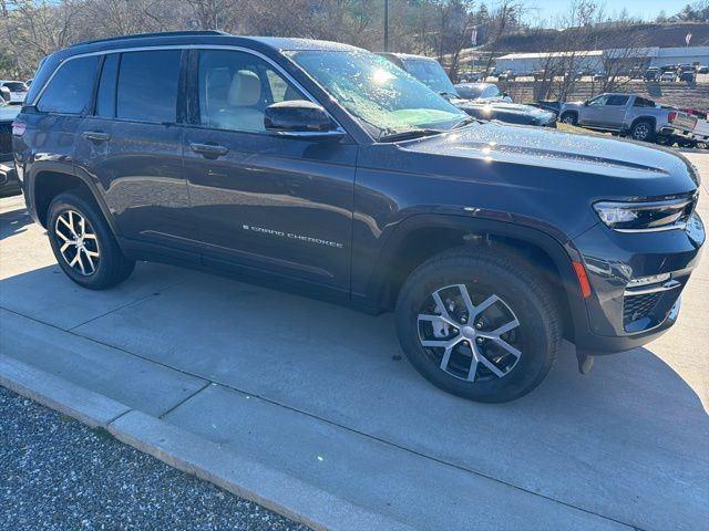 View vehicle photo 2