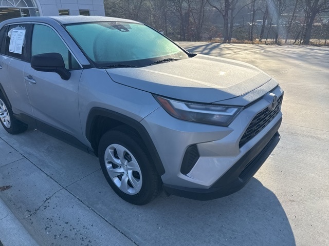 2025 Toyota RAV4 LE's photo