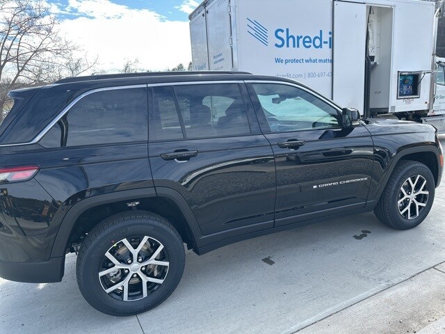 2025 Jeep Grand Cherokee Limited photo 3