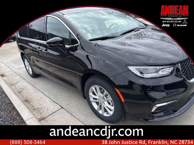 2026 Chrysler Pacifica Select's photo