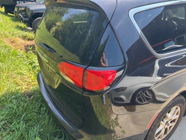 2017 Chrysler Pacifica Touring photo 3