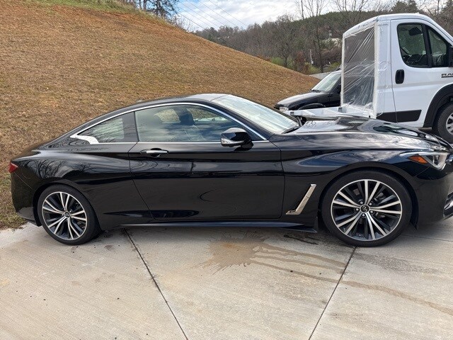 2022 Infiniti Q60 Luxe photo 3