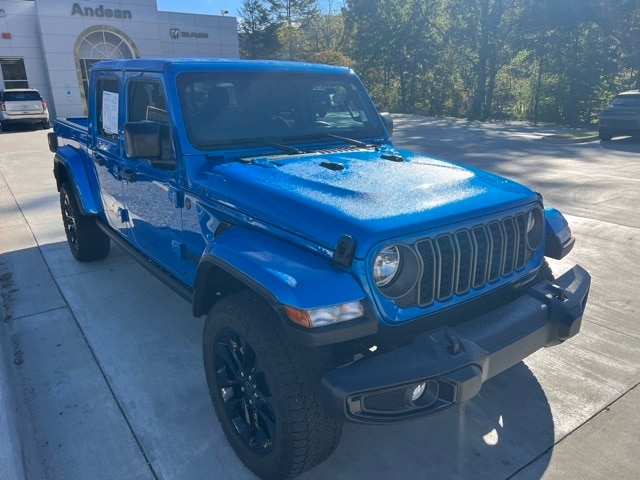 2025 Jeep Gladiator Nighthawk's photo