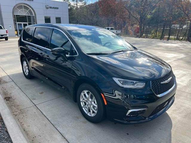 2026 Chrysler Pacifica Select's photo