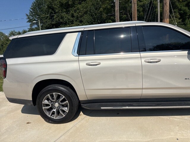 2022 Chevrolet Suburban LT photo 2