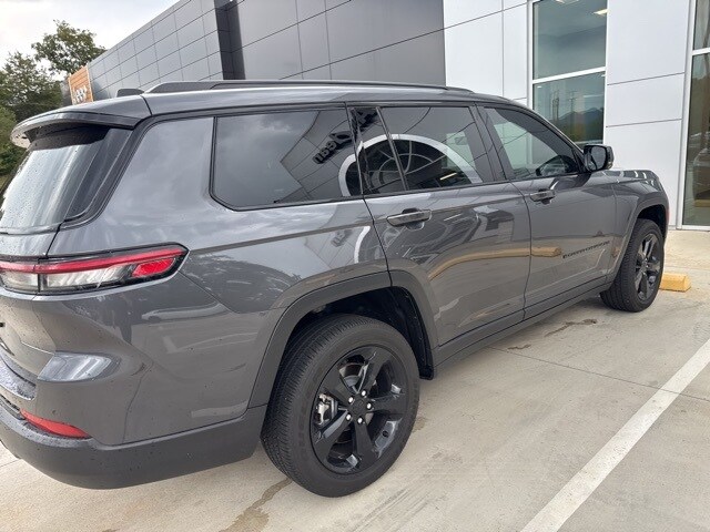2025 Jeep Grand Cherokee L photo 2