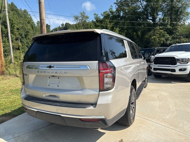 2022 Chevrolet Suburban LT photo 3