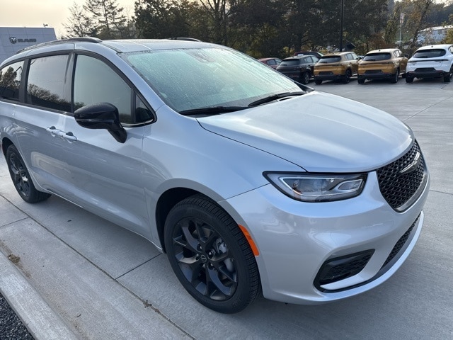 2026 Chrysler Pacifica Limited's photo