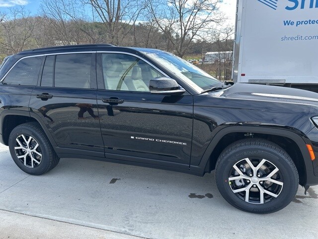 2025 Jeep Grand Cherokee Limited photo 2