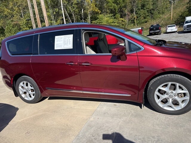 2017 Chrysler Pacifica Touring Plus photo 2