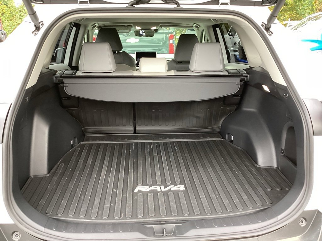 2025 Toyota RAV4 Hybrid XLE Premium photo 4