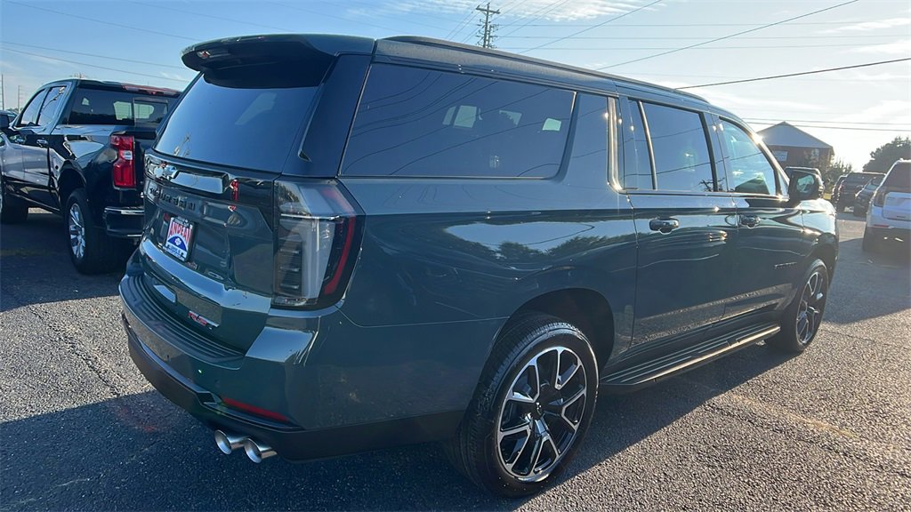 2026 Chevrolet Suburban RST photo 3