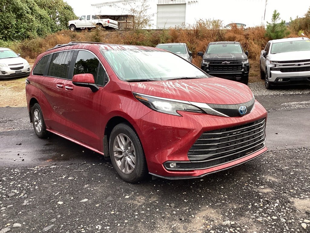 2025 Toyota Sienna XLE photo 2