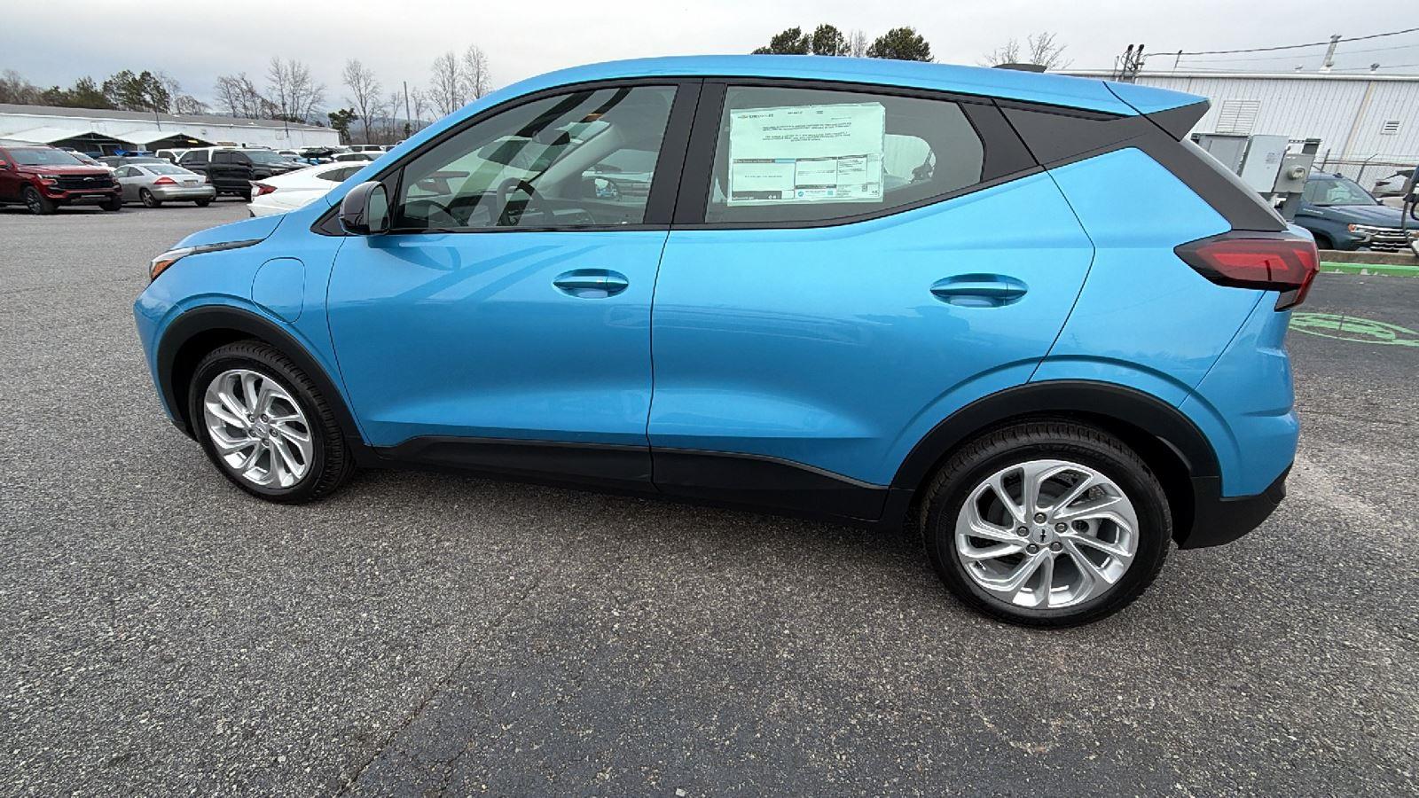 2027 Chevrolet Bolt LT - Photo 8