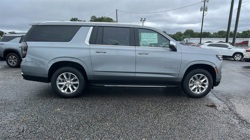 2025 Chevrolet Suburban Premier photo 3