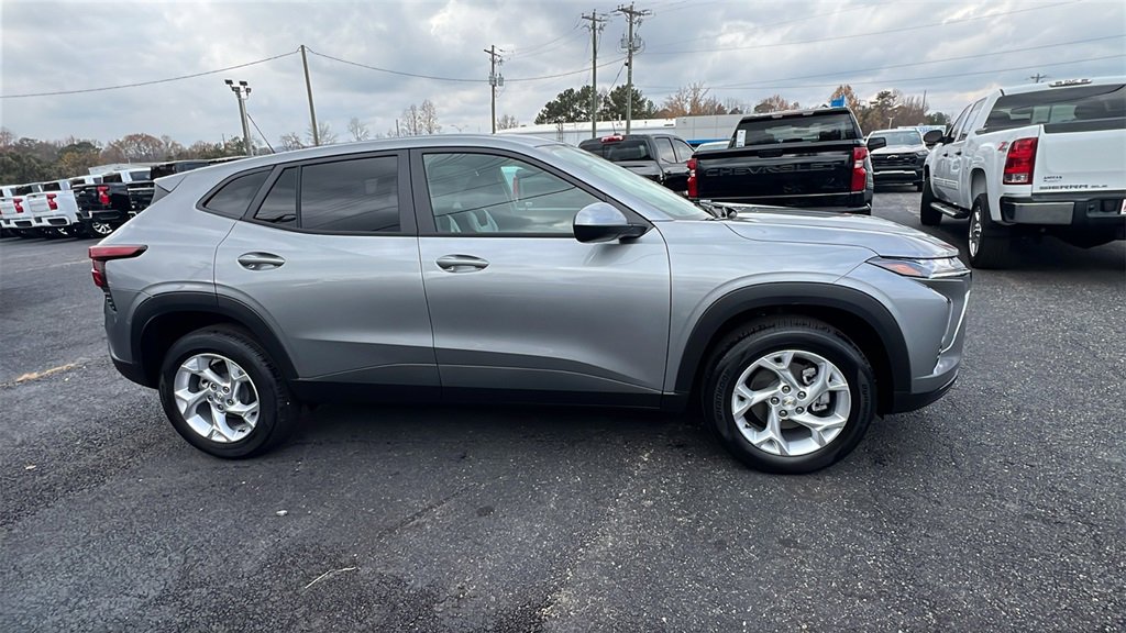 2026 Chevrolet Trax LS photo 4