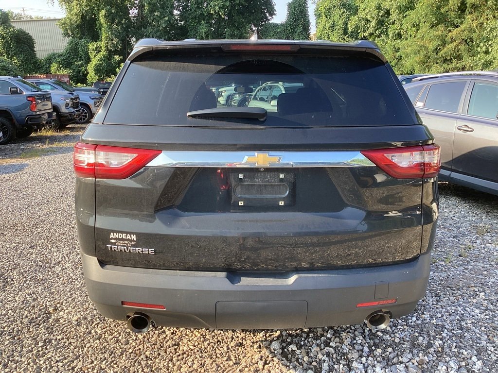 2021 Chevrolet Traverse LS photo 2