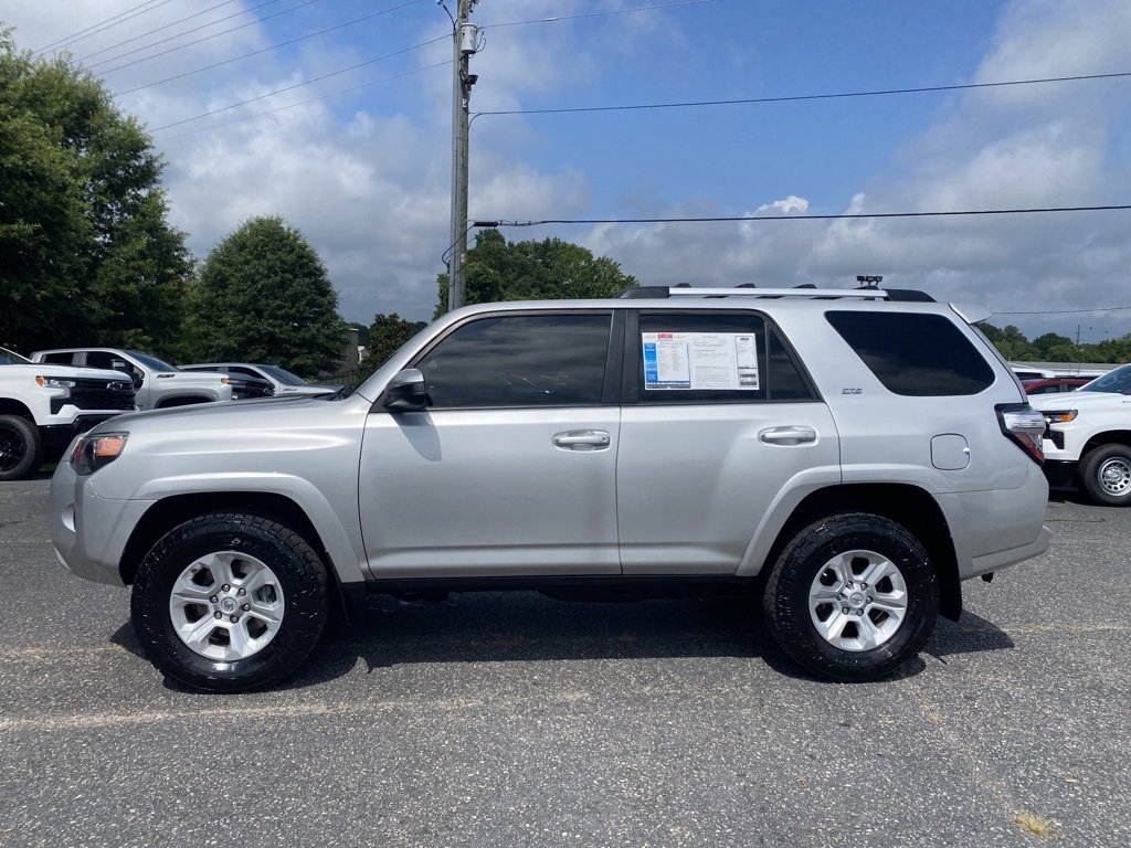 2020 Toyota 4Runner SR5 photo 2