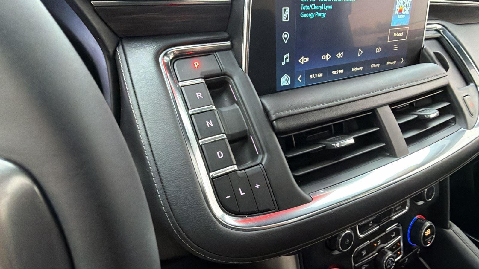 2024 Chevrolet Suburban Z71 - Photo 30