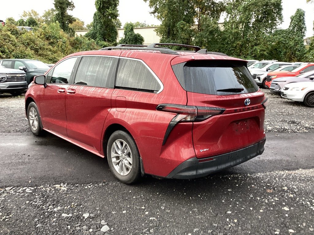2025 Toyota Sienna XLE photo 3