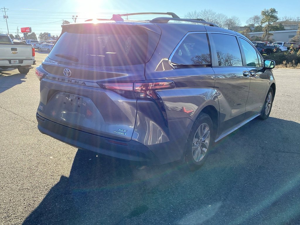 2021 Toyota Sienna XLE photo 3