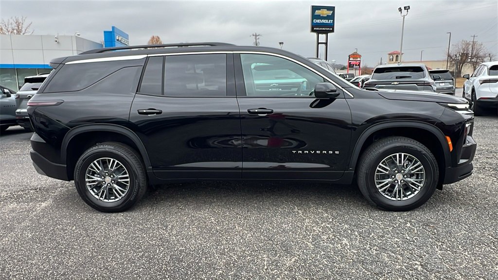 2026 Chevrolet Traverse photo 2