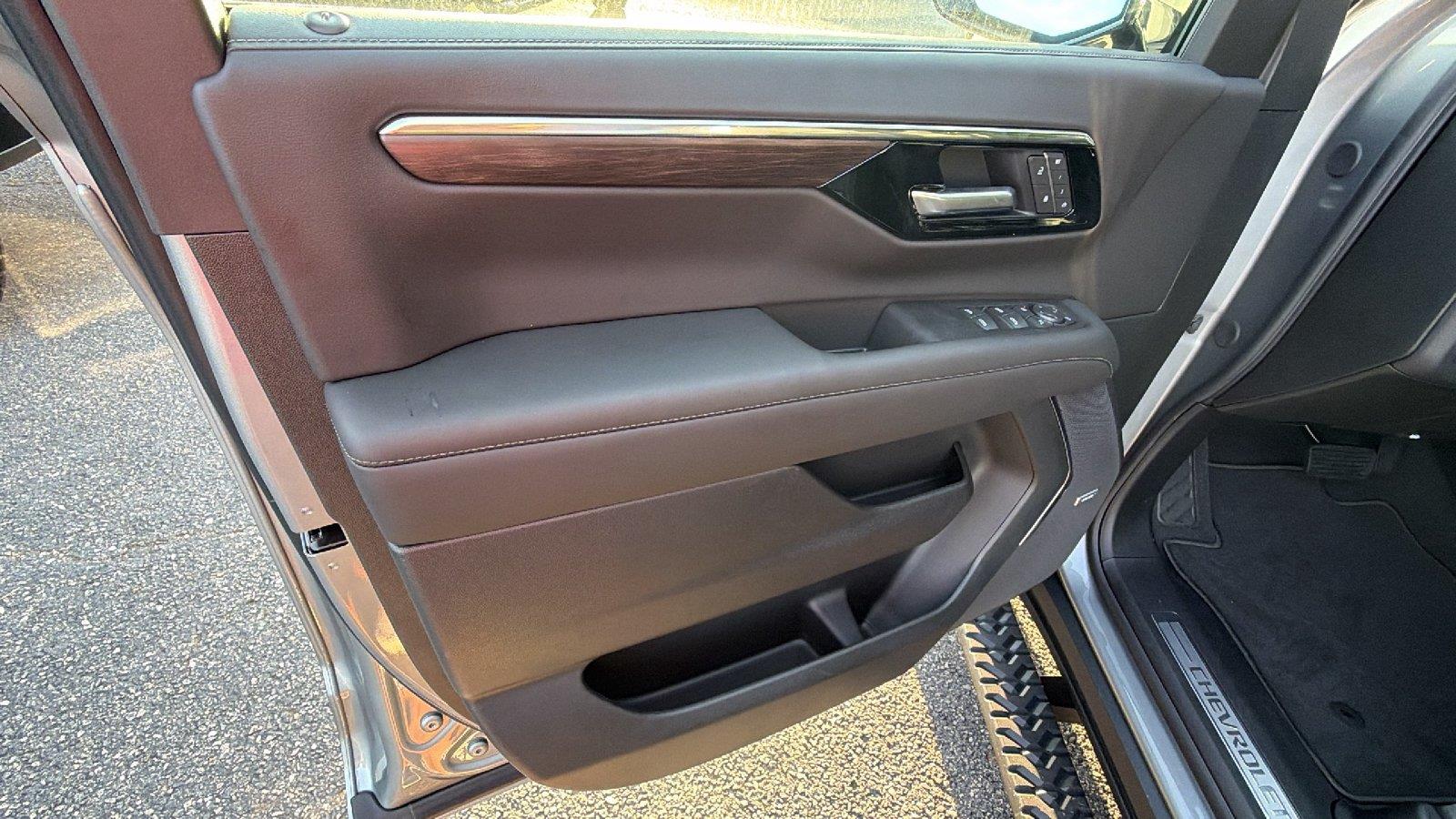2026 Chevrolet Suburban Z71 - Photo 14