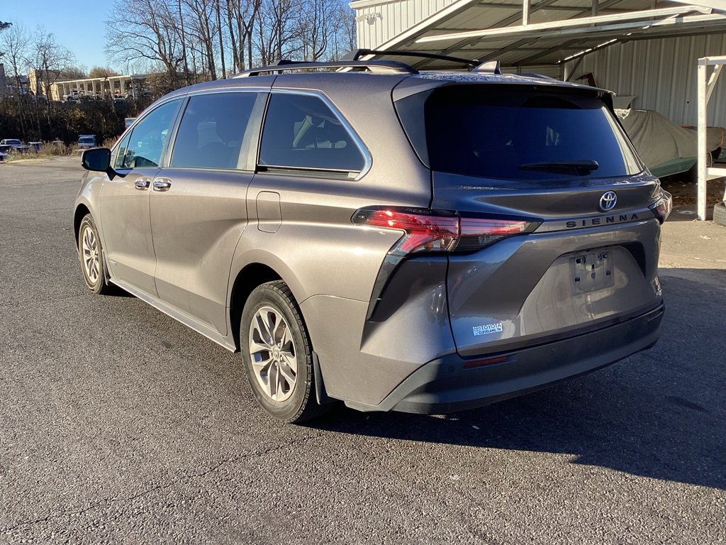 2021 Toyota Sienna XLE photo 2
