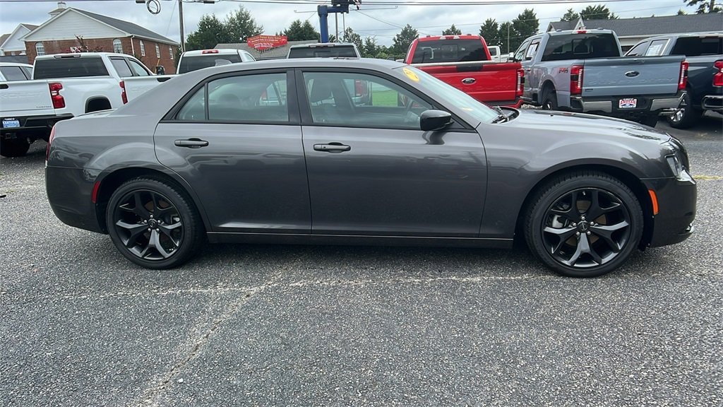2023 Chrysler 300 Touring photo 2