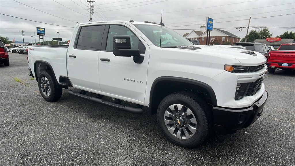 2025 Chevrolet Silverado 2500HD Custom photo 3
