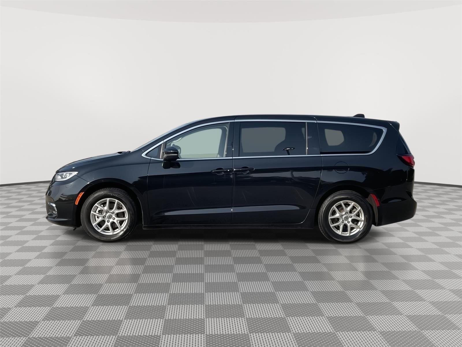 Used 2023 Chrysler Pacifica Touring L with VIN 2C4RC1BG3PR621473 for sale in Kansas City