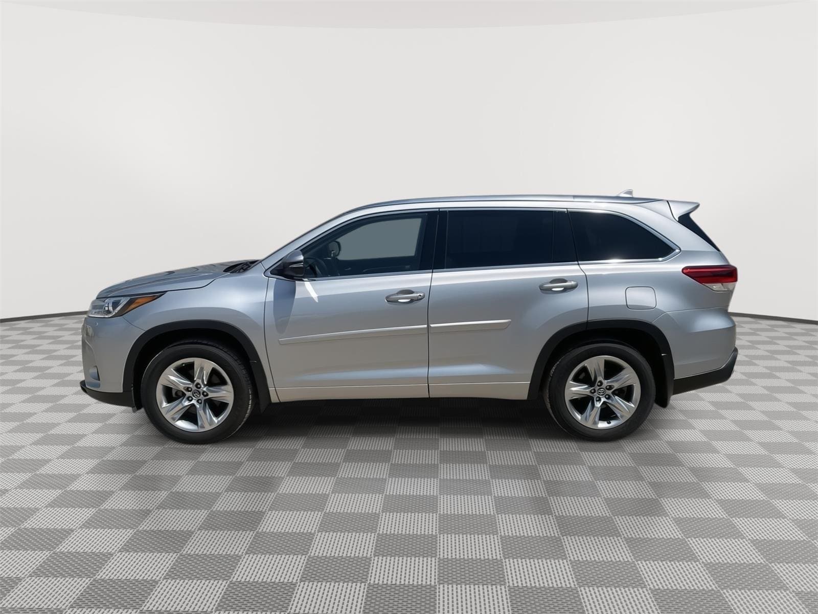 Used 2018 Toyota Highlander Limited with VIN 5TDDZRFH9JS850992 for sale in Kansas City