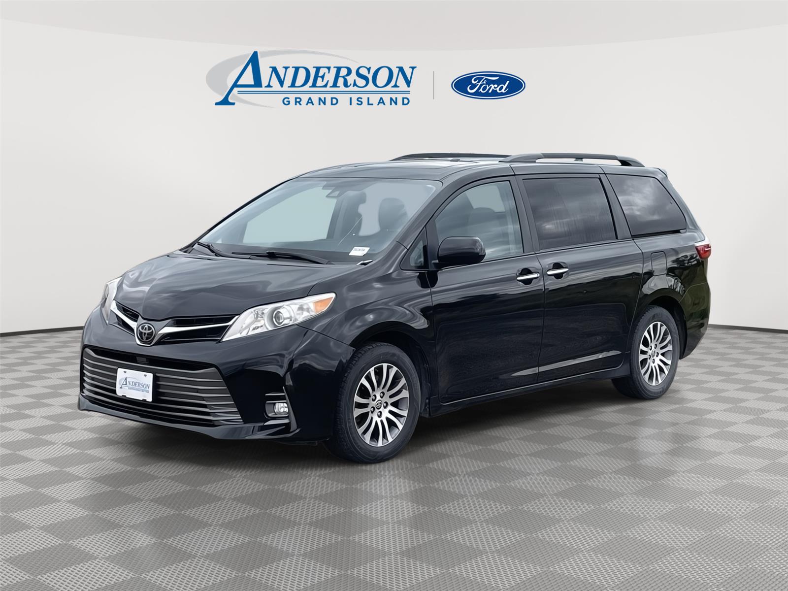 2020 Toyota Sienna XLE's photo