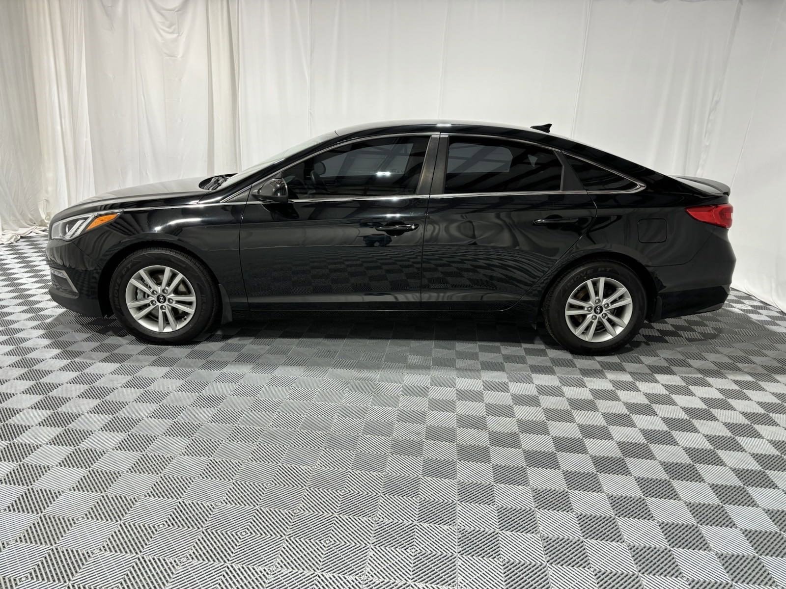 Used 2015 Hyundai Sonata SE with VIN 5NPE24AF8FH213686 for sale in Lincoln, NE