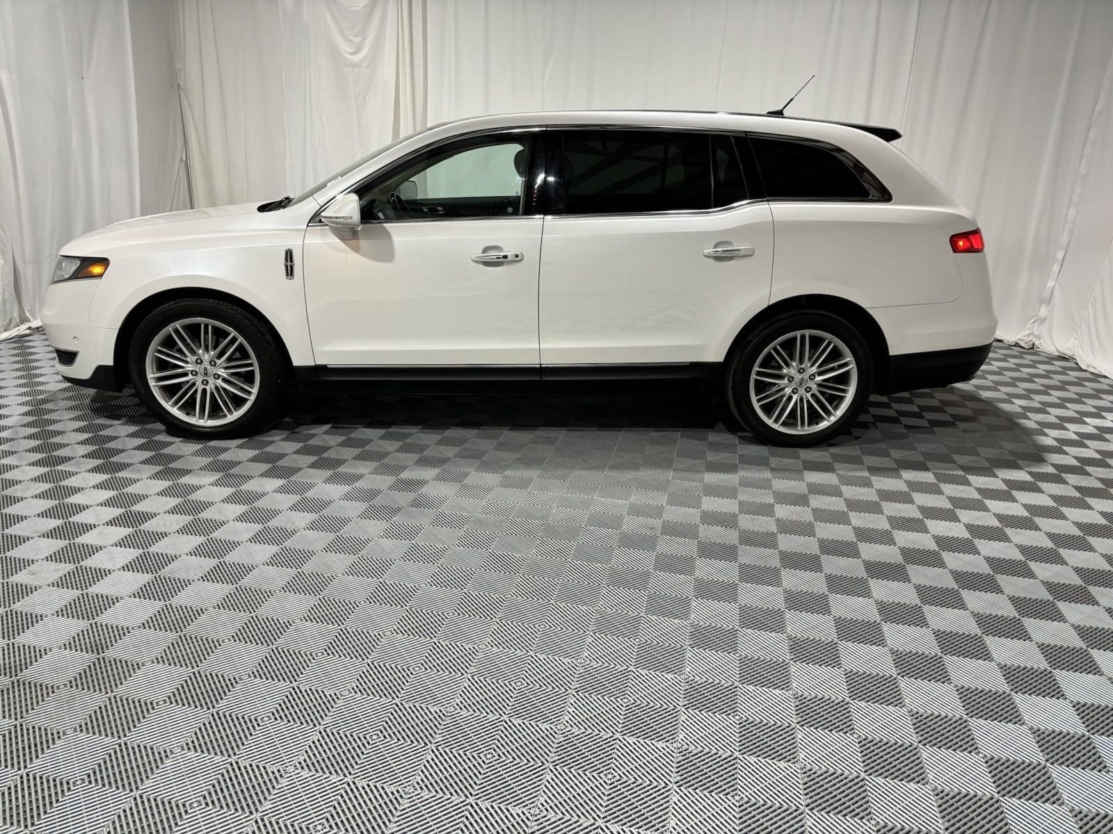 Used 2019 Lincoln MKT Reserve with VIN 2LMHJ5AT1KBL01965 for sale in Lincoln, NE