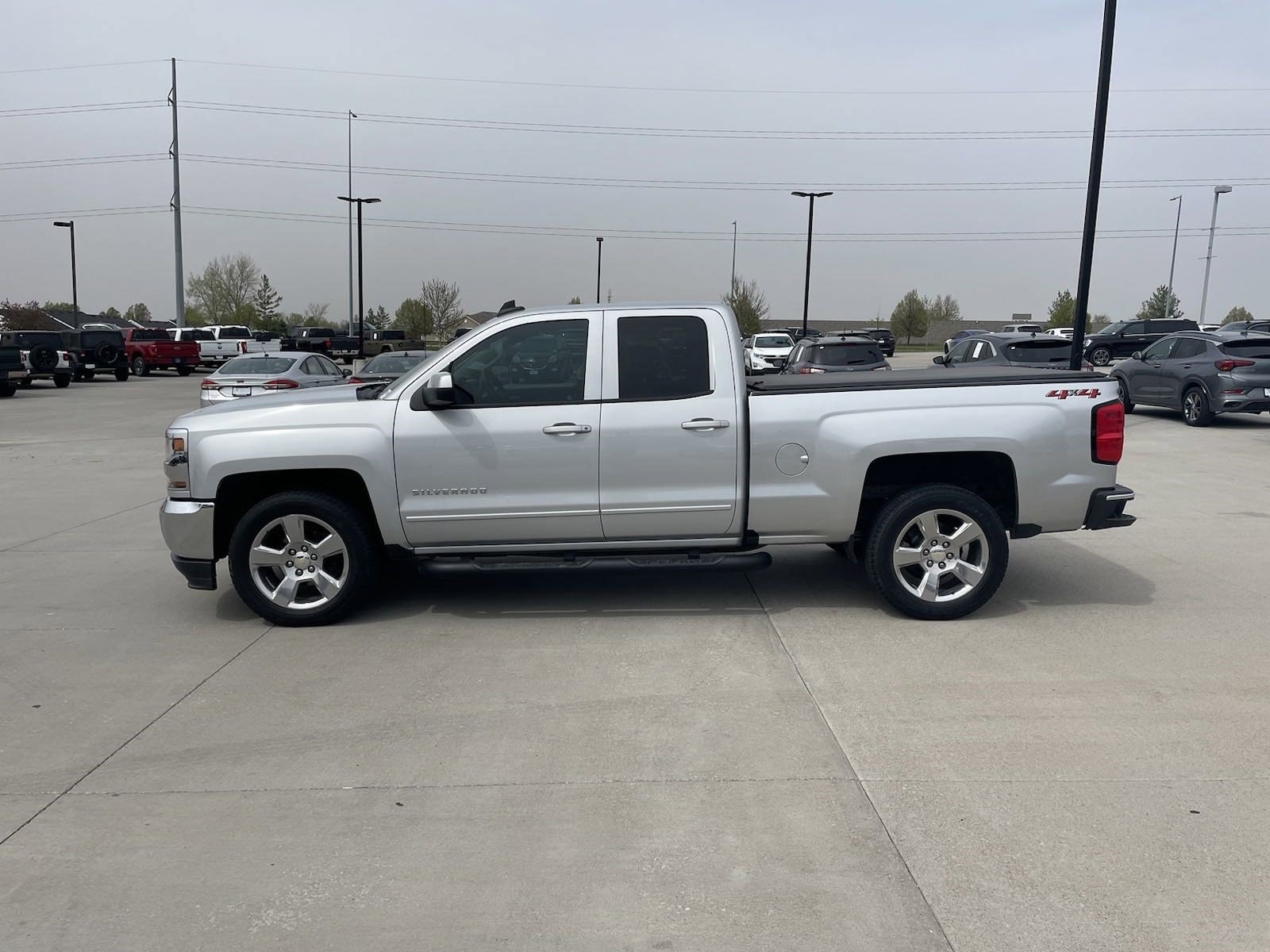 Used 2018 Chevrolet Silverado 1500 LT with VIN 1GCVKREC5JZ298260 for sale in Lincoln, NE