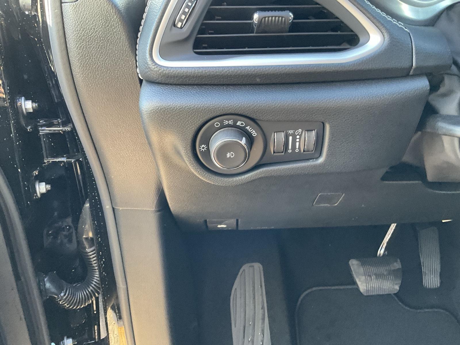 2026 Chrysler Pacifica Select - Photo 10